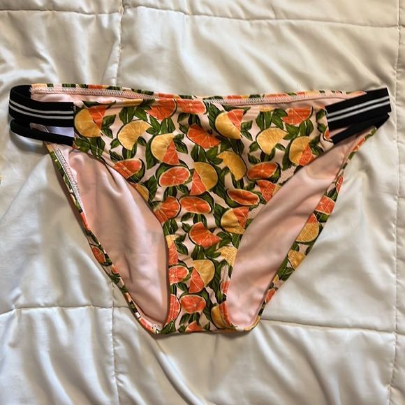 2 Mix & Match Bikinis - Picture 8 of 9